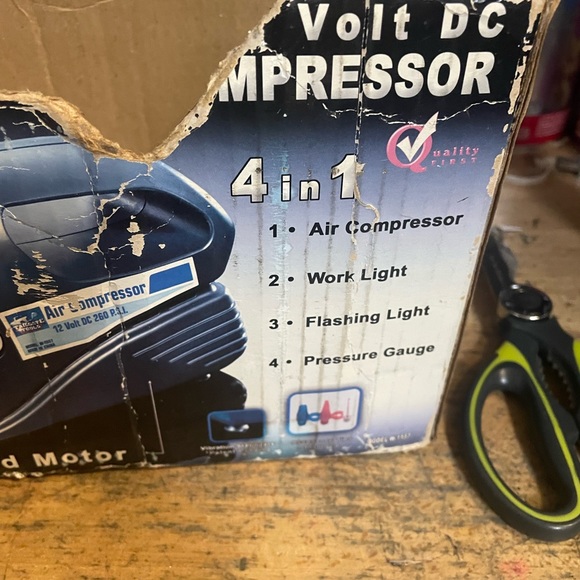 Car Air Compressor 12 Volt With Light - Picture 5 of 7